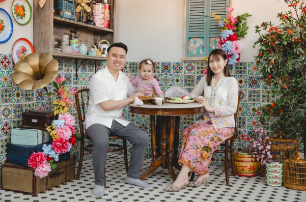 Peranakan Family Photoshoot at Dining Table