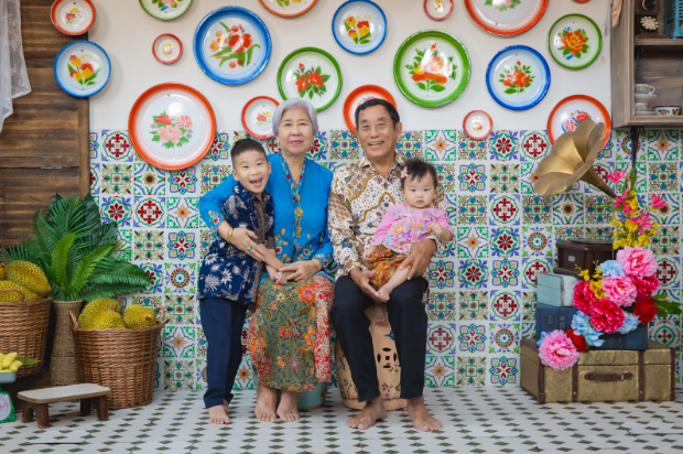 peranakan grandparents and grandchildren photoshoot
