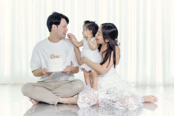 Cake Smash Photoshoot - family Enjoying Smash Cake Photoshoot
