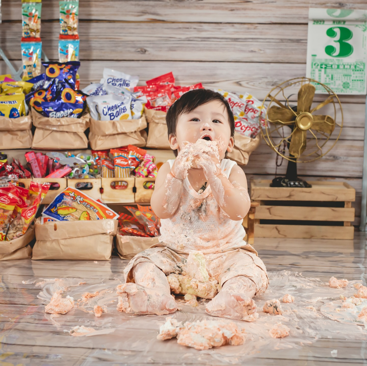 cake smash photoshoots with a smiling baby