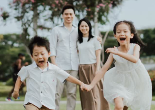 laughing sibling photoshoot