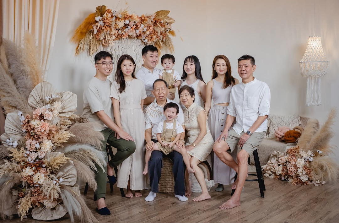 baby photoshoot with parents family portrait