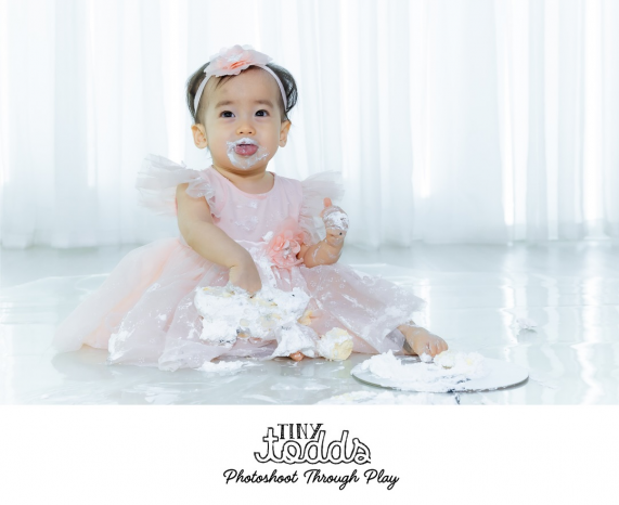 cake smash photography baby play with the cake