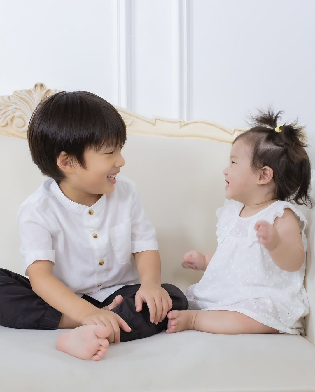 cake smash photography happy siblings